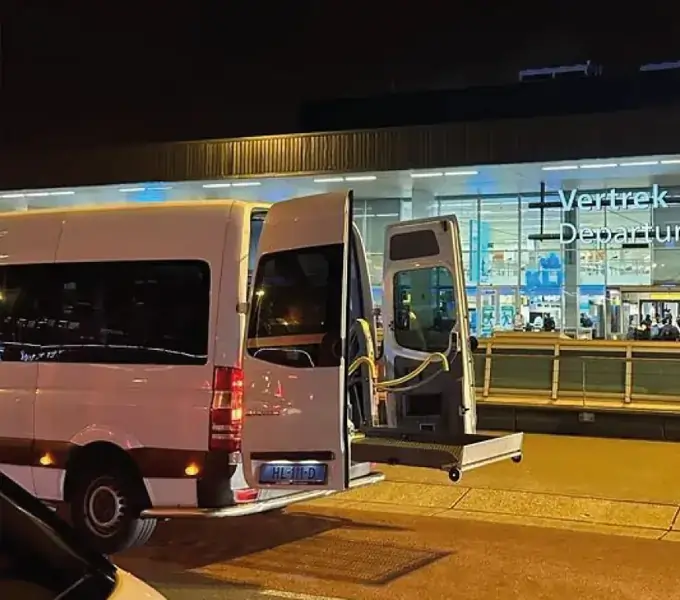 Rolstoelbus bij Schiphol voor reizigers uit Beverwijk